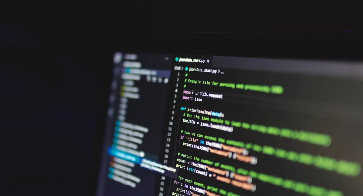 Pantalla con instrucciones de programación en un entorno de trabajo oscuro
