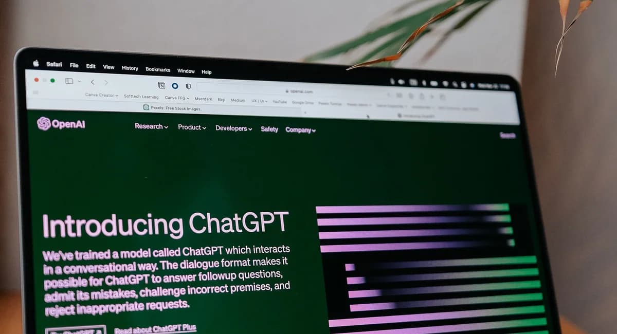 Una computadora portátil muestra la página de ChatGPT