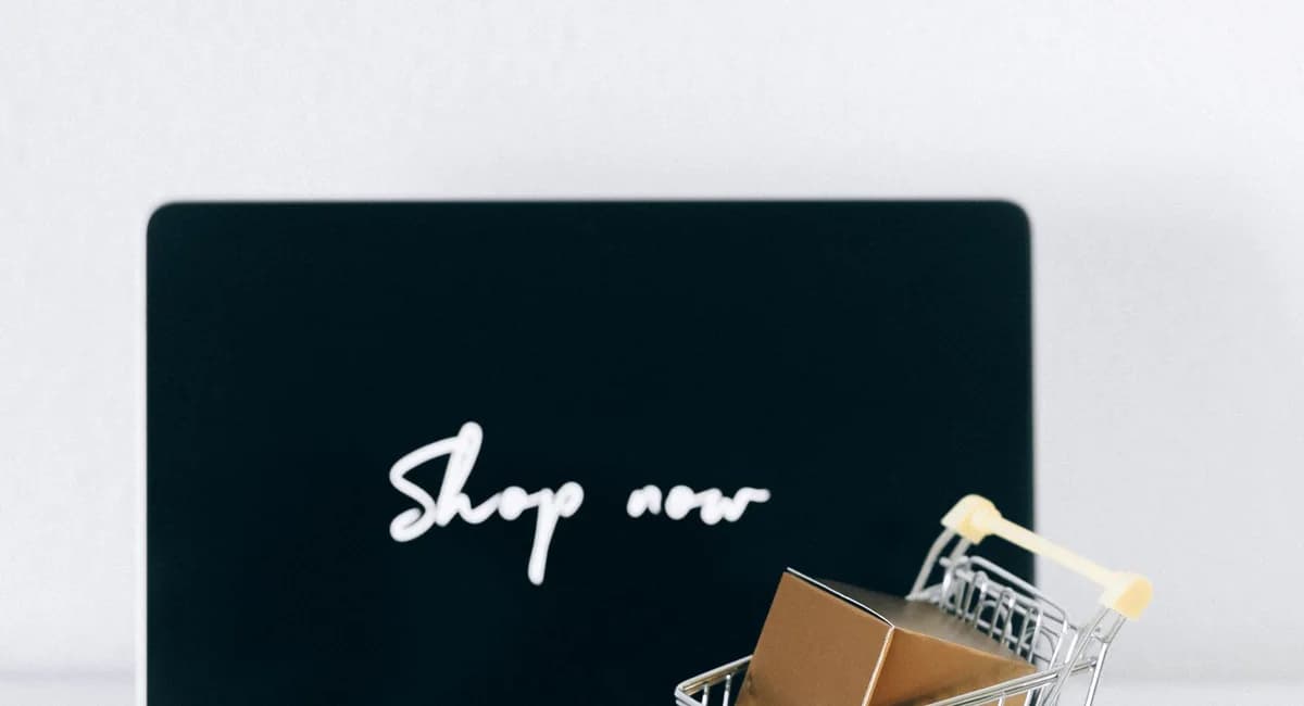 Computadora portátil, paquetes y carrito de compras como concepto de ecommerce