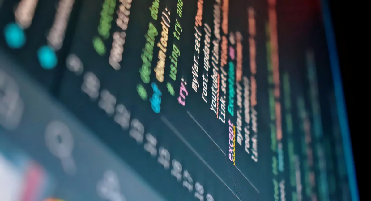 Código de programación en la pantalla de una computadora