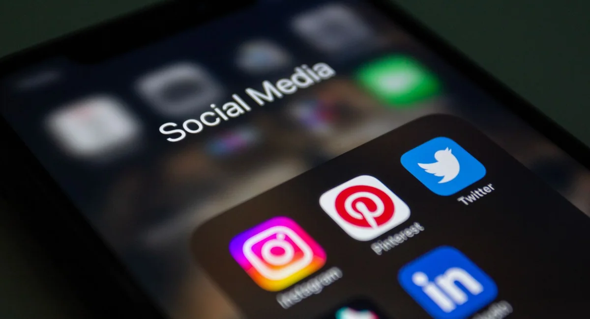 Aplicaciones de redes sociales en la pantalla de un teléfono
